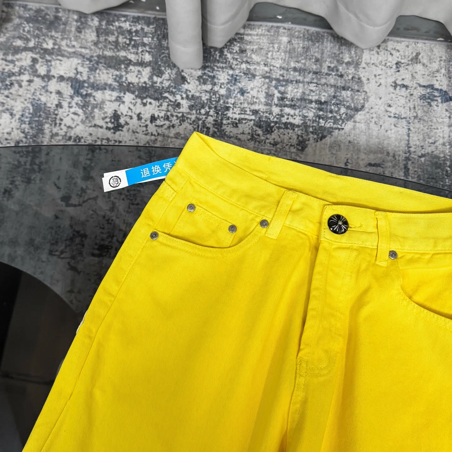 P280 Chrome hearts CH Fan Chengcheng's same style New York limited large leather label dopamine yellow jeans Special Italian cowhide printed and cut Customized sheepskin three-layer thick thread leather The whole body is spliced in heavy water washing craftsman's hand-splashed ink You can see the details Three-dimensional cutting version Loose and comfortable, not picky about the figure Make you taller and slimmer Factory Seiko Original quality control Same style for men and women Can be matched with couples Versatile recommendation Necessary jeans for all seasons Color: lemon yellow Size: s m l xl